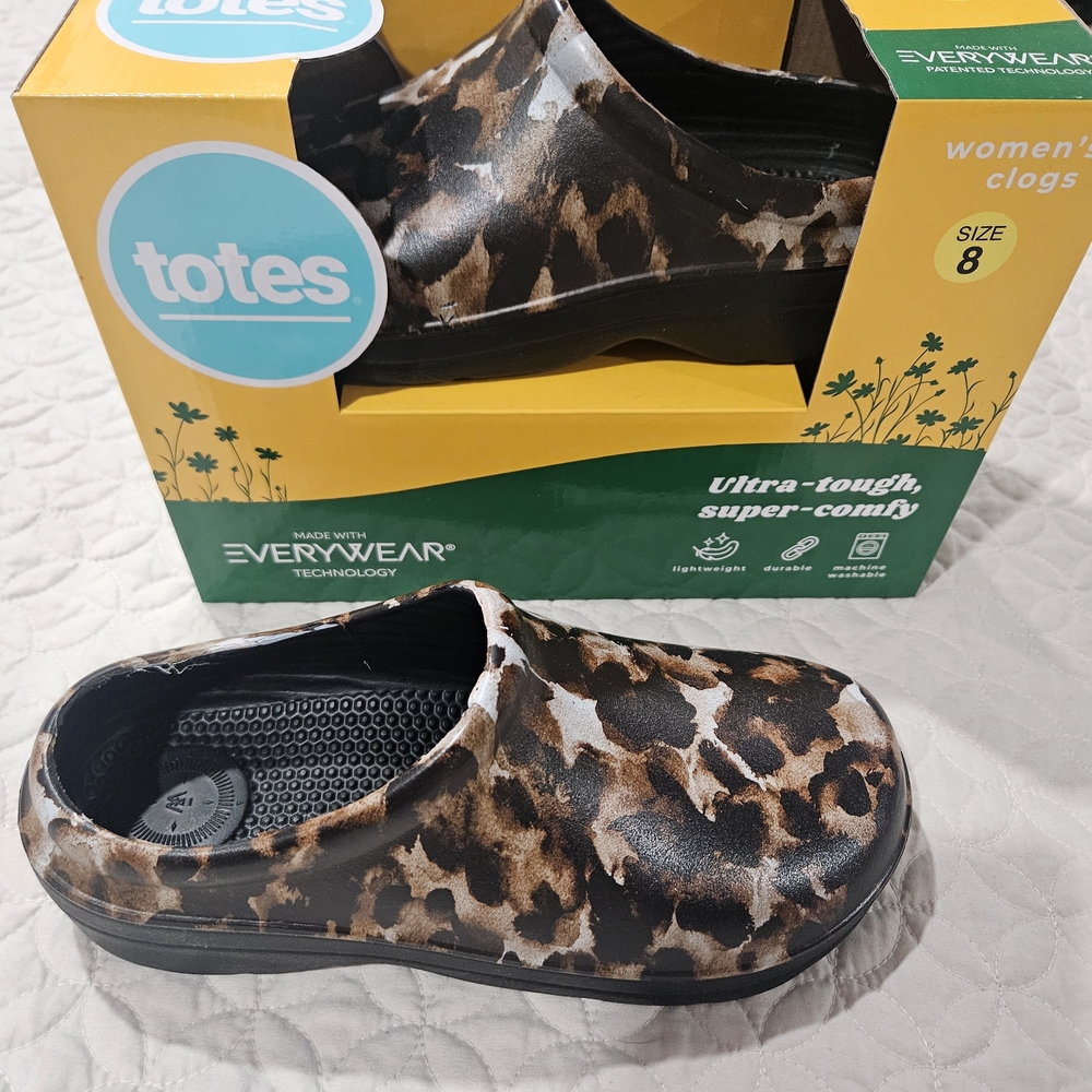 Totes Adult Brown Leopard Clogs